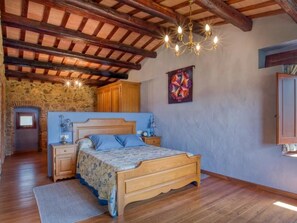 4 bedrooms, iron/ironing board, WiFi