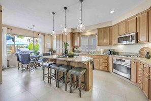 冷蔵庫、電子レンジ、オーブン、コンロ