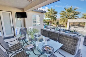 Outdoor dining - Casa Tranquila, Amazing heated pool/spa. Epic mountain/golf course views (Indio)