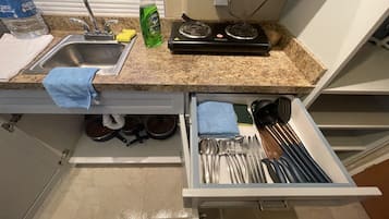 Kühlschrank, Mikrowelle, Herdplatte, Wasserkocher mit Kaffee-/Teezubehör