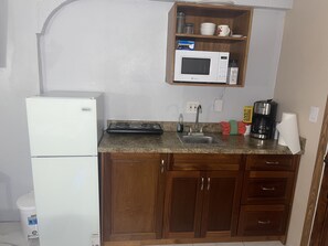 Kühlschrank, Mikrowelle, Herdplatte, Wasserkocher mit Kaffee-/Teezubehör