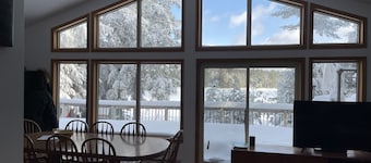 Muskoka Family Paradise! *Hot Tub* *Lakefront* *Fire Pit* *Snow Trails*