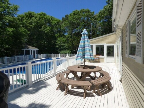Vacation home with pool without travel hassle on the CAPE!