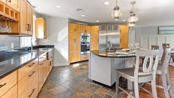 KylskÄp, mikrovÄgsugn, ugn och spishÀll