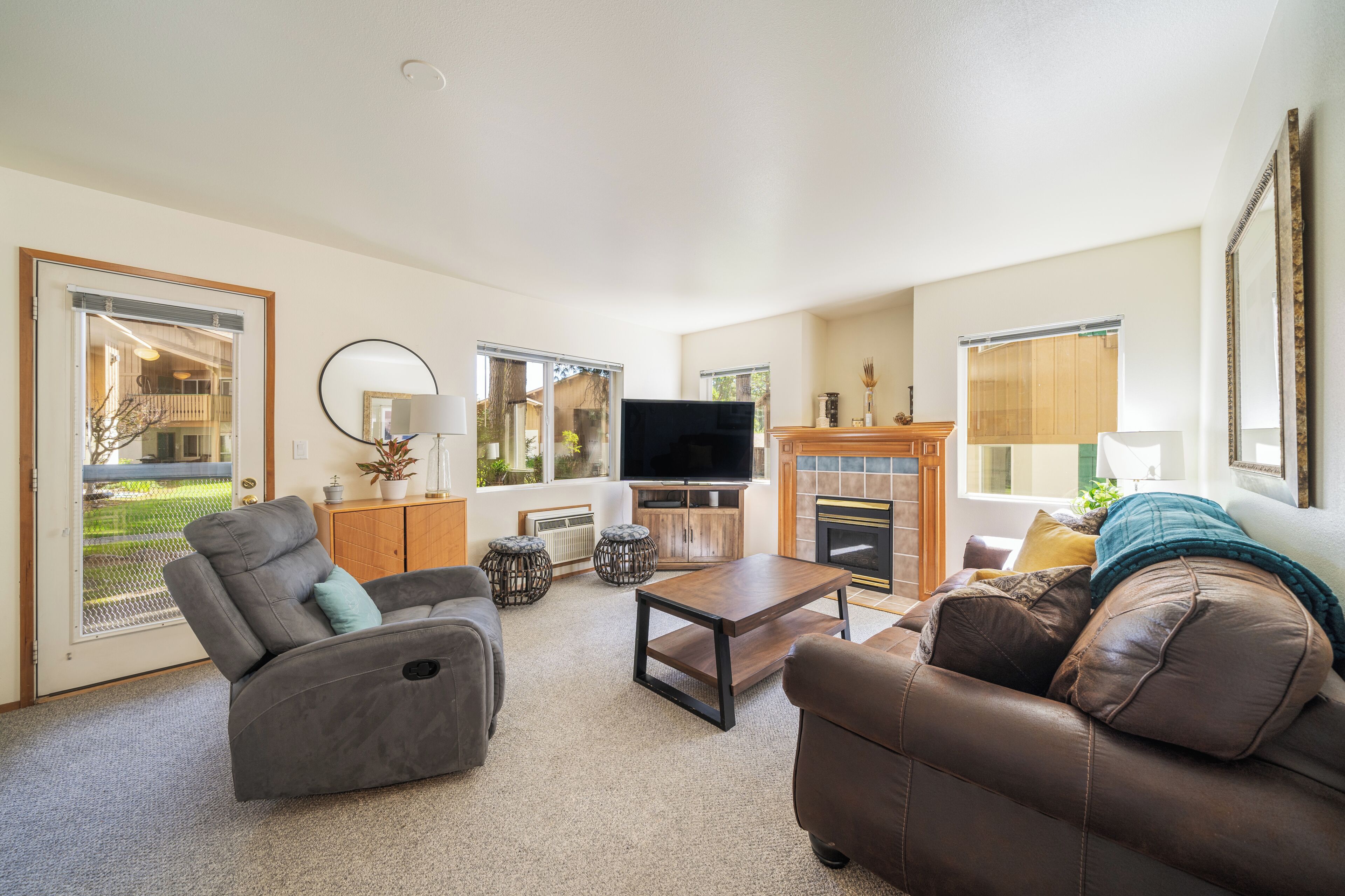 Smart-TV, Bücher, Stereoanlage