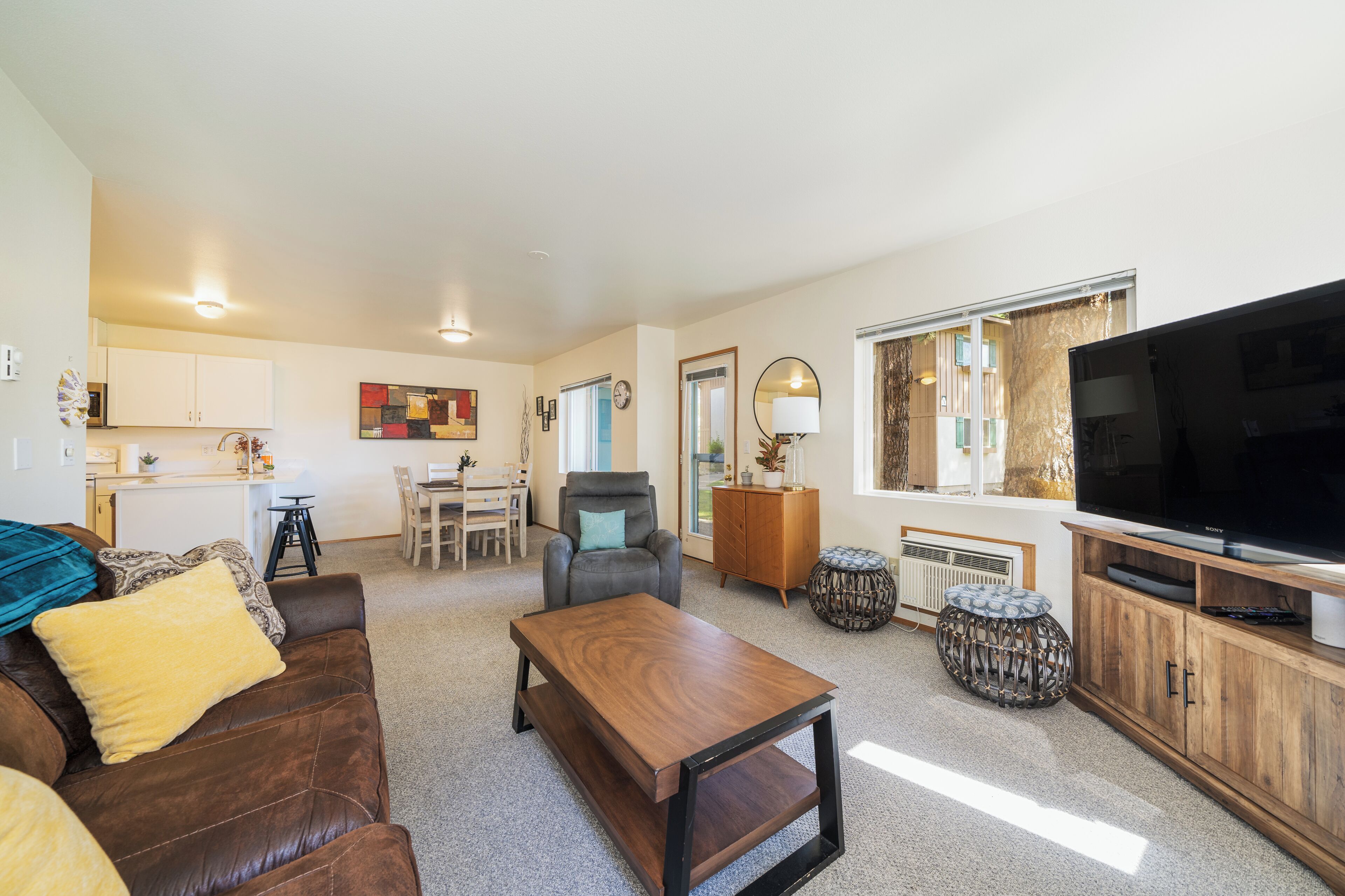 Smart TV, books, stereo