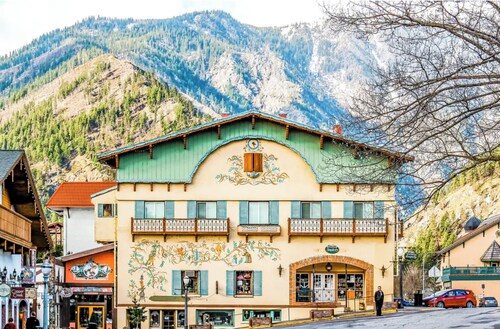 Wander in to Alpine, a basecamp for your adventure!!