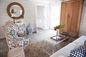 Smart-TV, bøker, stereoanlegg og kontorer