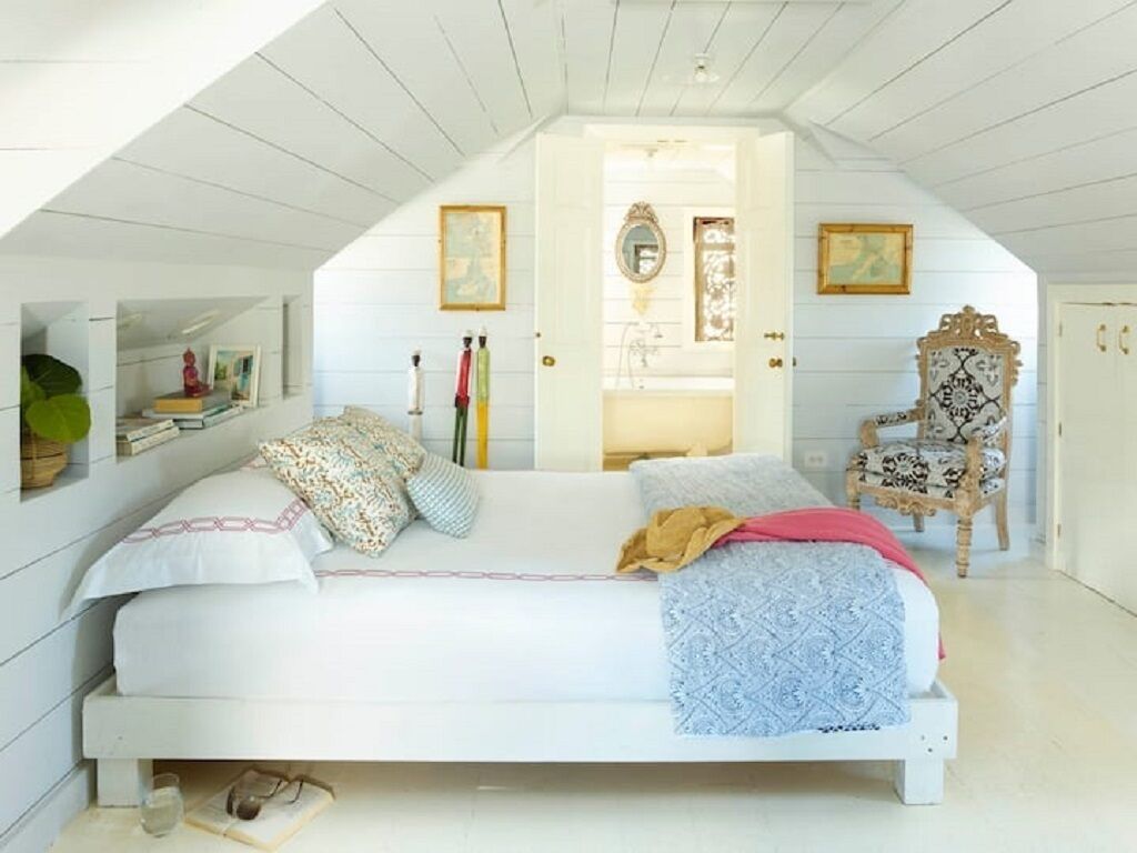 Master bedroom (queen bed) 