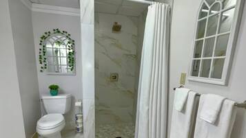 Douche, sèche-cheveux, serviettes fournies, savon