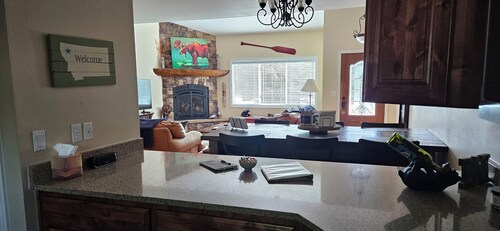 Whitefish Wonderland. Private Hot Tub - 1 mi from downtown Whitefish.