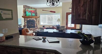 Whitefish Wonderland. Private Hot Tub - 1 mi from downtown Whitefish.