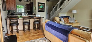 Smart TV, chimenea, reproductor de DVD y libros