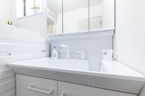 Een haardroger, handdoeken