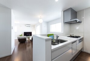 Fridge, microwave, stovetop, cookware/dishes/utensils