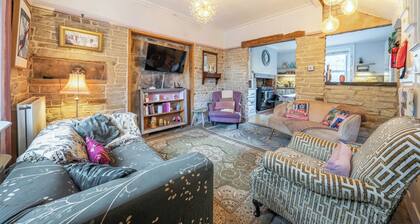Hebden Bridge - House - Sleeps 8 - Pet Friendly