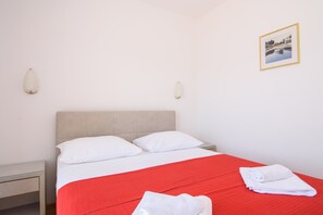 1 bedroom, iron/ironing board, WiFi, bed sheets - A2-apt w shared pool & balcony, next to the beach (Trogir)