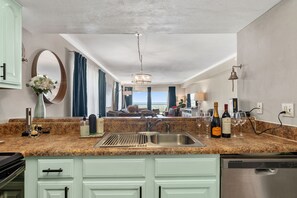 Fridge, microwave, oven, stovetop - Sea Forever-Absolut Beach (Gulf Breeze)