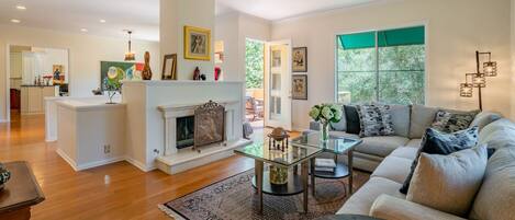 Televisión, chimenea y estéreo