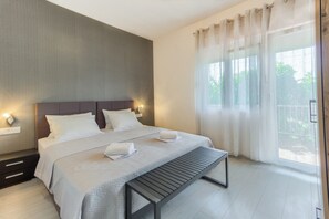 2 bedrooms, iron/ironing board, WiFi, bed sheets - Modern luxury 2-bedroom apt with balcony & patio (Kastel Stari)