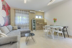 TV, fireplace - Modern luxury 2-bedroom apt with balcony & patio (Kastel Stari)