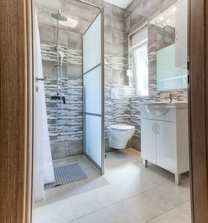 Dusche, kostenlose Toilettenartikel, Haartrockner, Handtücher