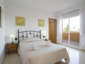 8 chambres, fer et planche à repasser, Internet gratuit