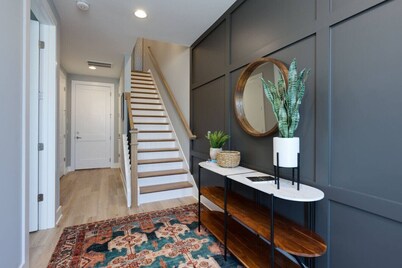 Luxury Downtown Townhome - Elevated Skyline Views