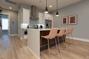 Réfrigérateur, four à micro-ondes, un four, surface de cuisson