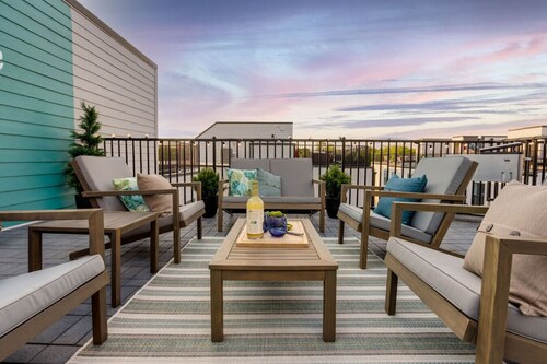 Luxury Downtown Townhome - Elevated Skyline Views