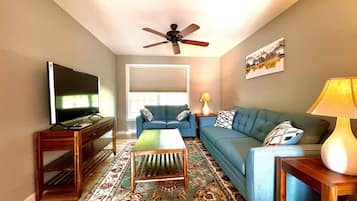 TV connectée, livres, espaces bureaux