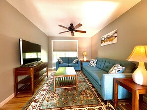 Téléviseur connecté, livres, bureau