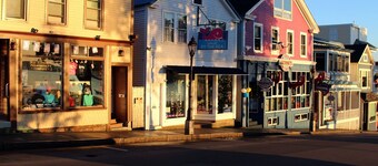 In-town Bar Harbor cottage close to Acadia National Park entrance w/ home office