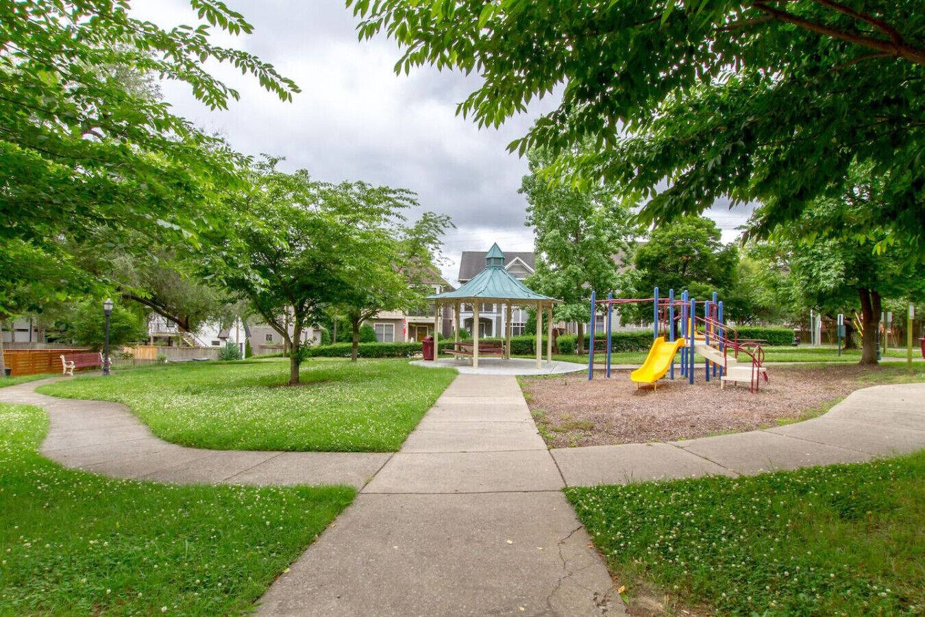 Un parc doté d’une aire de jeux, d’un kiosque et d’un sentier.