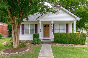 Exterior - Metropolitan City Home - Huge Private Backyard (Nashville)