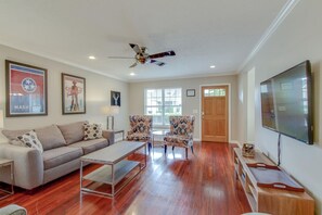 TV - Metropolitan City Home - Huge Private Backyard (Nashville)