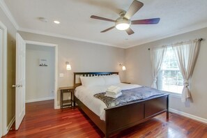 4 slaapkamers, een bureau, een strijkplank/strijkijzer, wifi