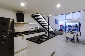 Refrigerador, microondas, parrilla de estufa y cafetera y tetera 