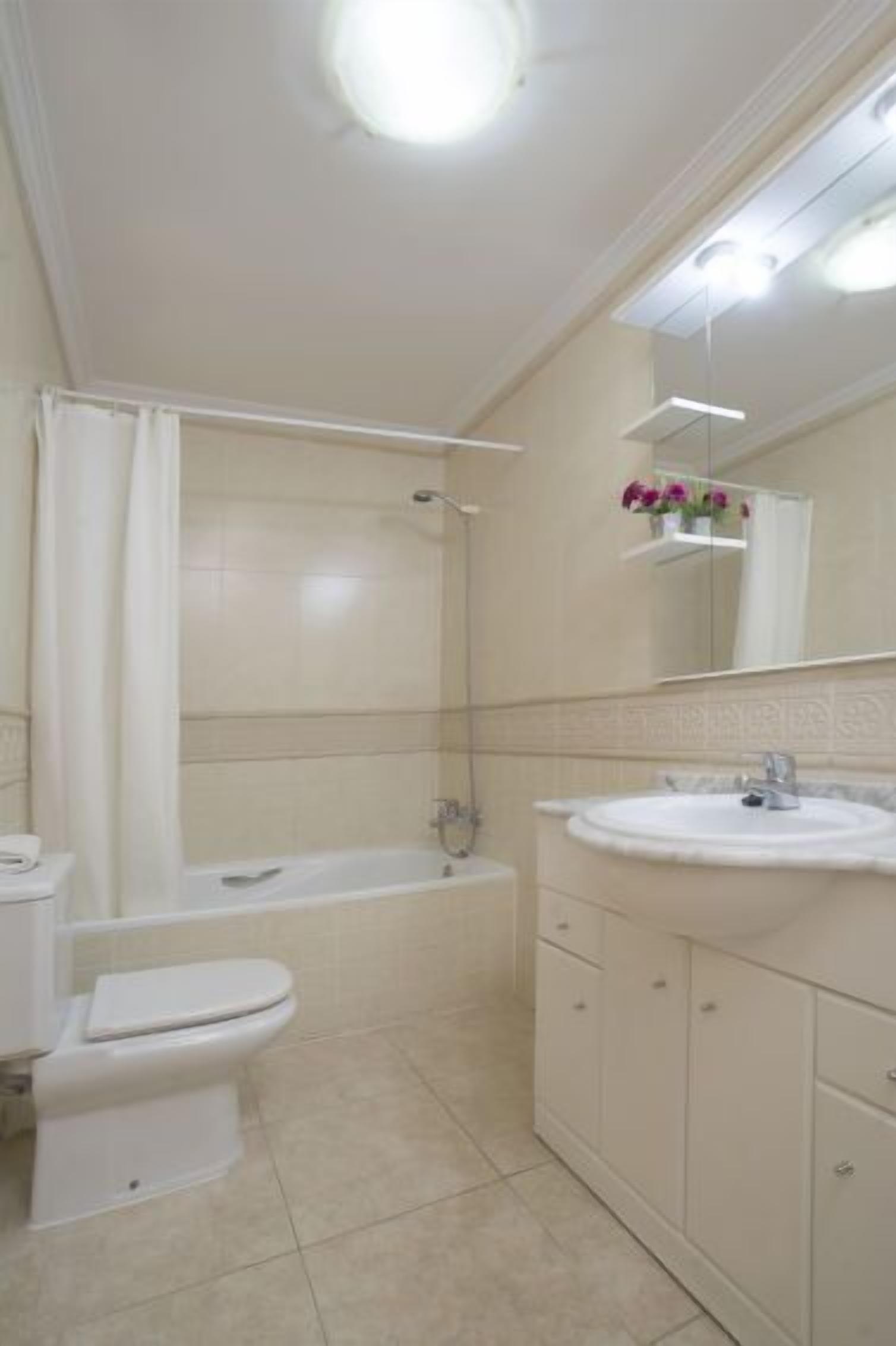 Une salle de bain comprenant des toilettes, une baignoire et un lavabo.