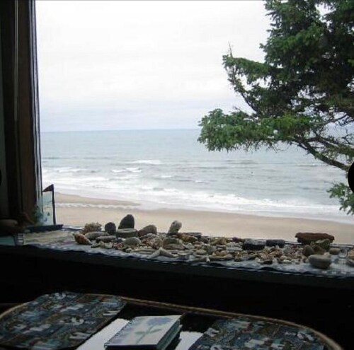 "Crow's Nest"-smaller cozy rustic, vintage 1 bedroom w/spectacular ocean view