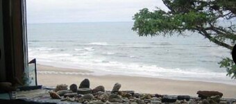 "Crow's Nest"-smaller cozy rustic, vintage 1 bedroom w/spectacular ocean view