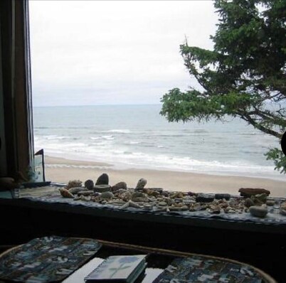 "Crow's Nest"-smaller cozy rustic, vintage 1 bedroom w/spectacular ocean view
