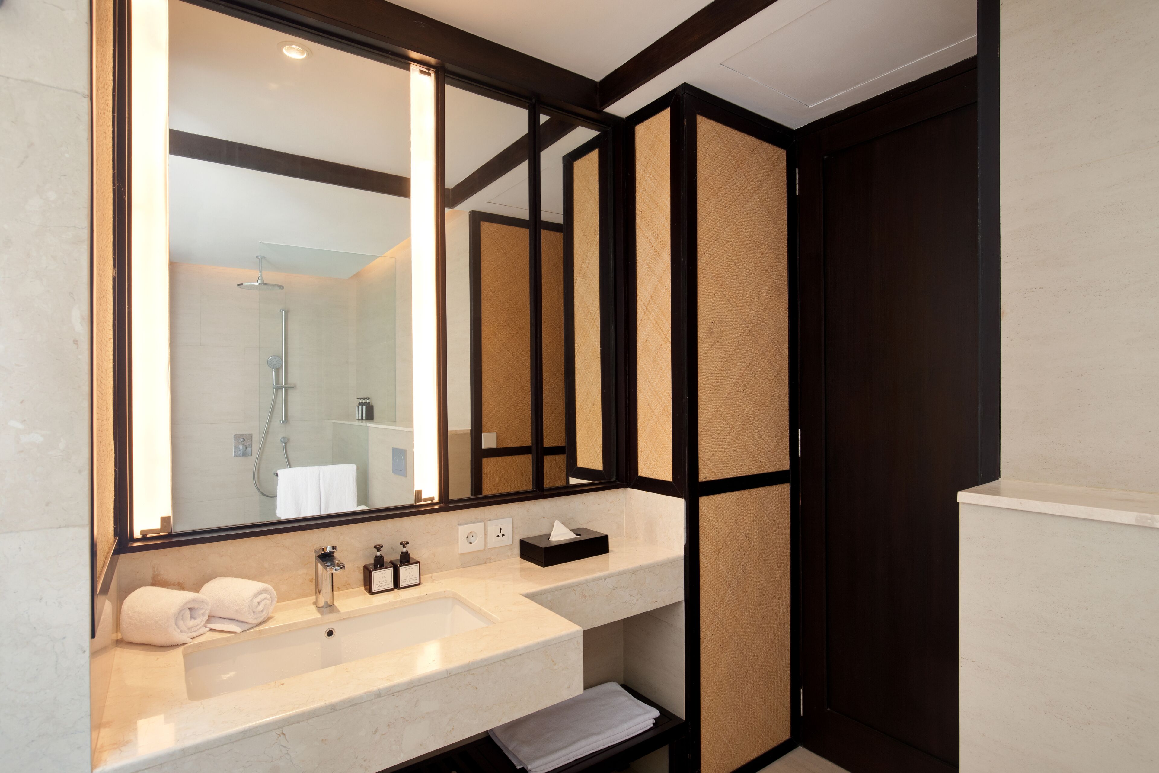 Combined shower/bathtub, free toiletries, hair dryer, bathrobes