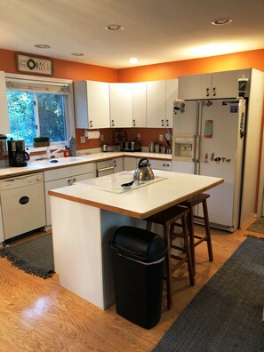 Jääkaappi, mikroaaltouuni, uuni, liesi