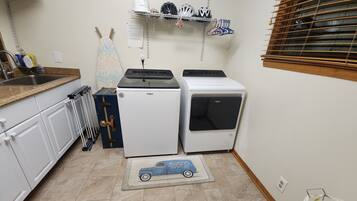 Réfrigérateur, micro-ondes, cafetière/bouilloire, serviettes en papier