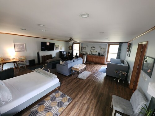 BIG Comfy-Cozy Family Suite near downtown Nashville