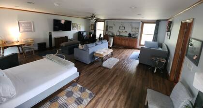 BIG Comfy-Cozy Family Suite near downtown Nashville