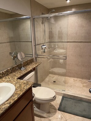 Combined shower/bathtub, hair dryer, towels, soap