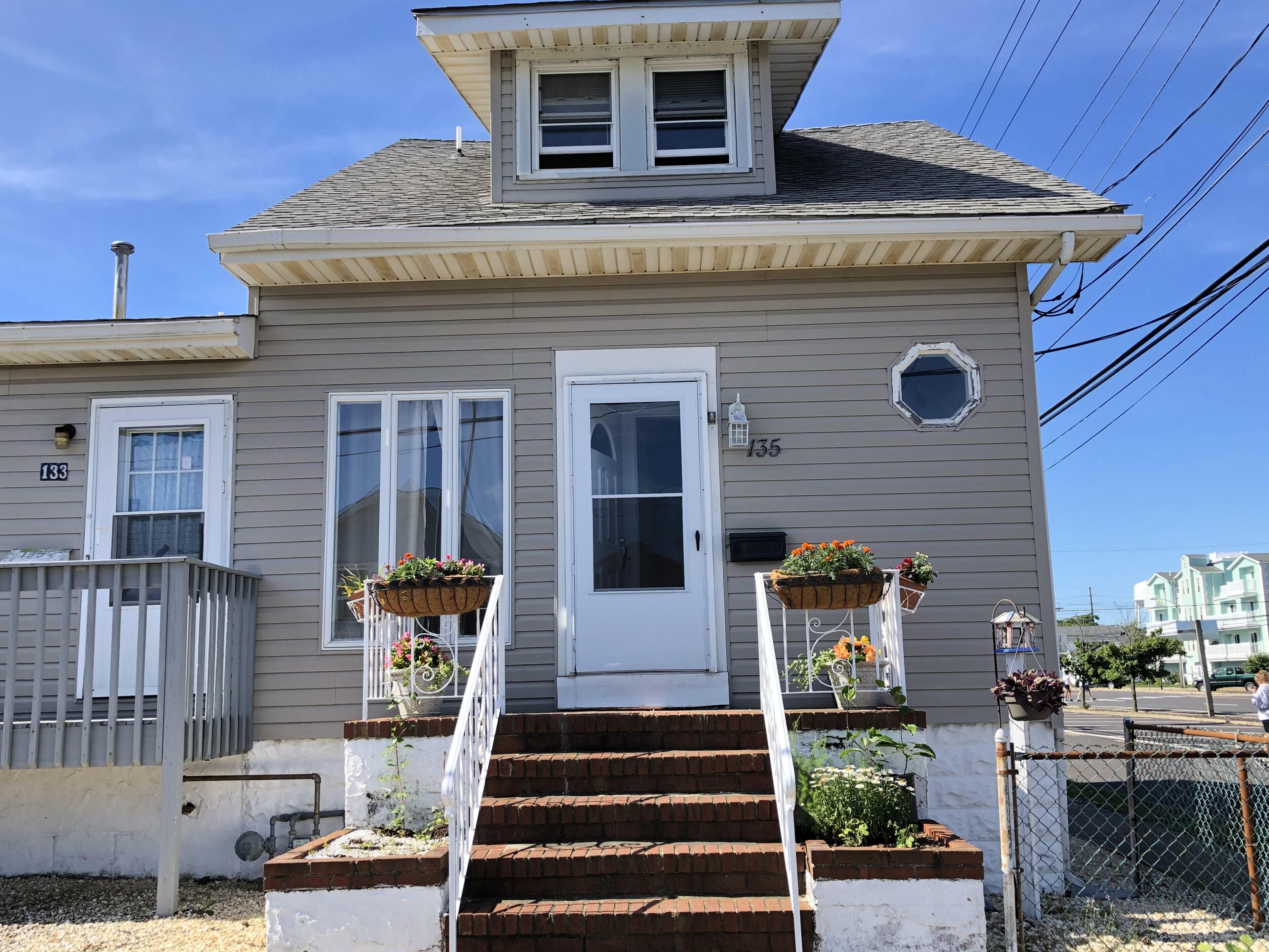 Beach house - 2 short block to beach and boardwalk, 3 minutes walk to beach