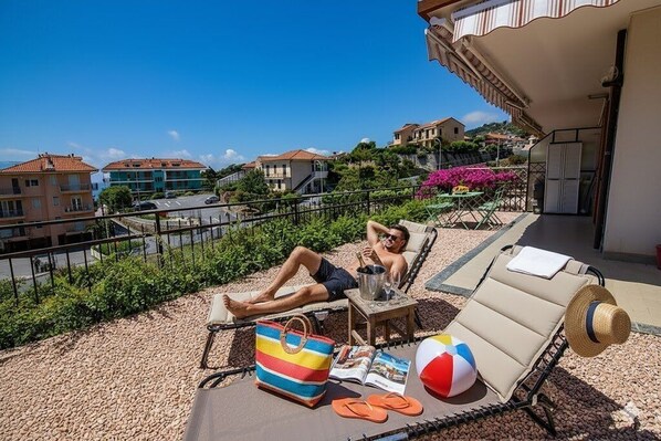 Property grounds - Fully equipped apartment with Seaview | Ap04 (Costarainera)